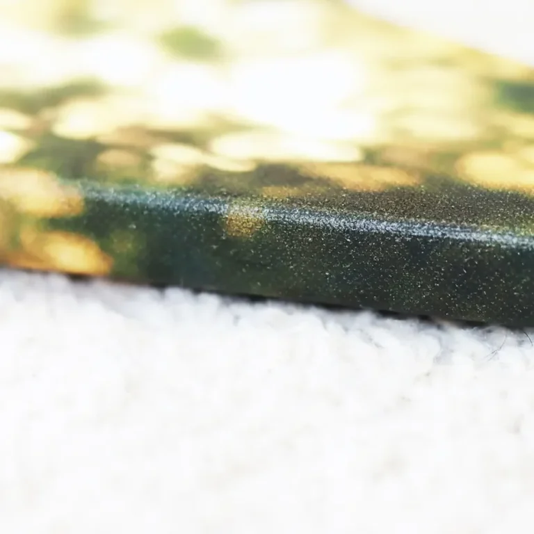 Textura suave con un fondo borroso de tonos verdes y amarillos.