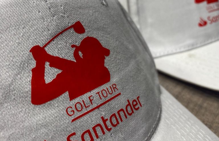 Gorras con el logo de un torneo de golf de Santander.