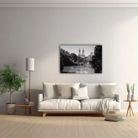 Sala de estar minimalista con sofá blanco, lámpara y planta, decorada con un cuadro en blanco y negro.