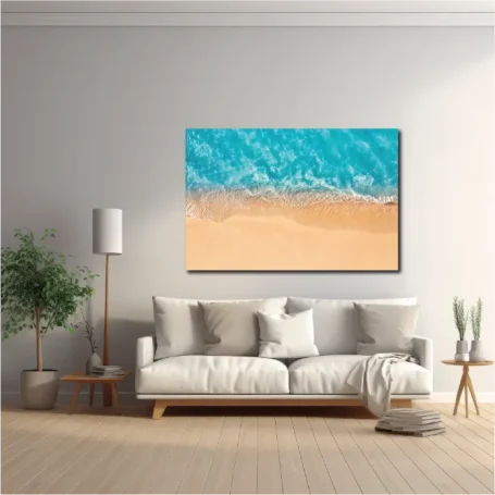 Pared con una pintura de una playa y un sofá blanco en un salón moderno.