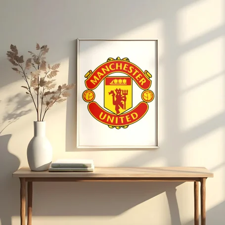 Escudo de Manchester United en un marco, con plantas decorativas en el fondo.