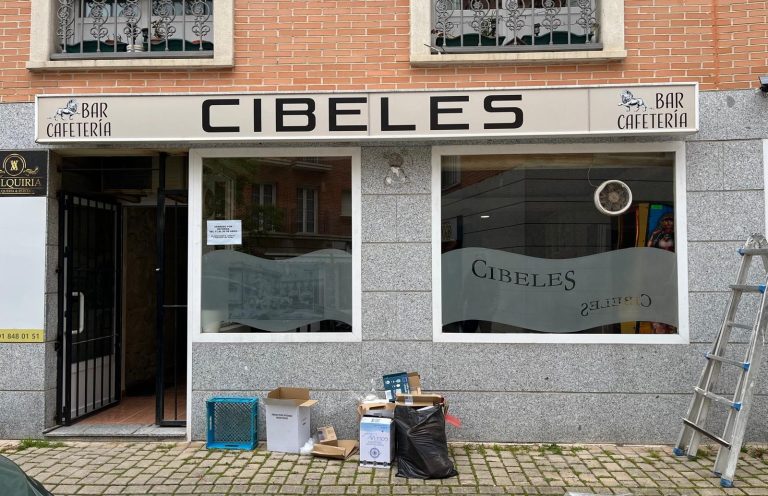 Fachada del establecimiento "Cibeles" con ventanas y materiales de construcción en el exterior.