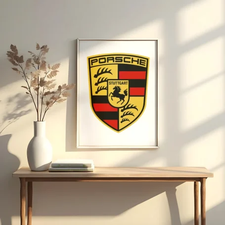 Escudo de Porsche enmarcado, con fondo amarillo, rojo y un gallo negro. Decoración minimalista.