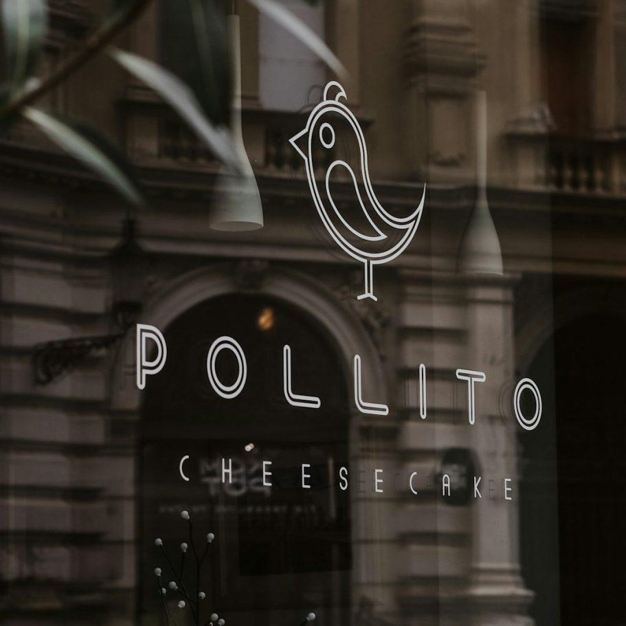Logo de "Pollito" con un dibujo de un pájaro y el texto "Pollito Cheesecake".
