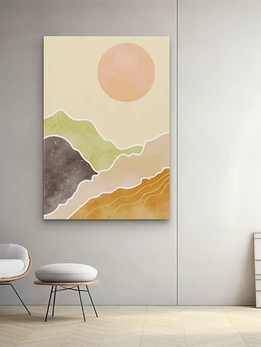 Paisaje abstracto con montañas en tonos suavemente terrosos y un sol al fondo.