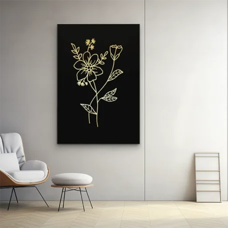 Dibujo lineal en oro de flores sobre fondo negro en una pared.
