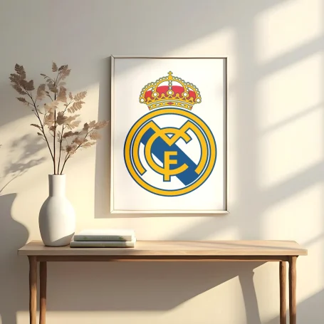Logotipo del Real Madrid, con la corona, enmarcado en una pared iluminada.