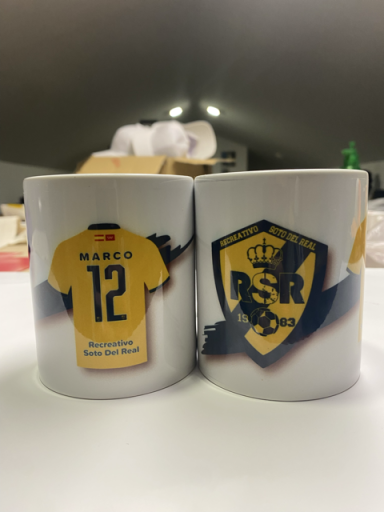 Taza con camiseta amarilla y escudo en colores negro y amarillo. Numeración 12.