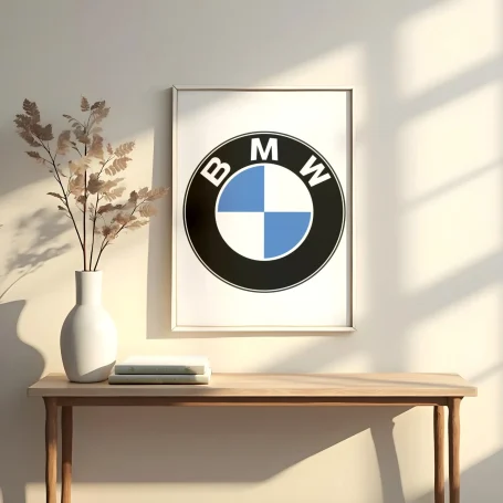Logotipo de BMW en un marco, con un jarrón y una superficie de mesa iluminados por la luz.