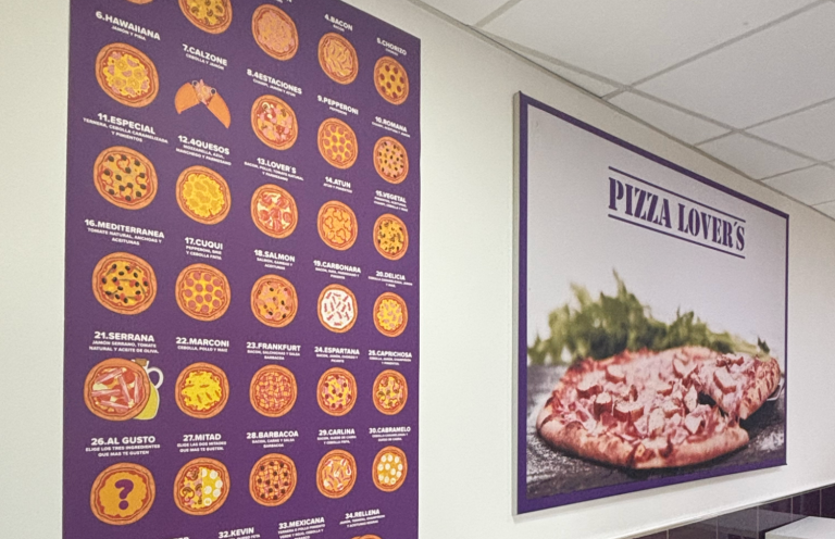 Póster con variedades de pizzas y otra imagen de ingredientes sobre un fondo claro.