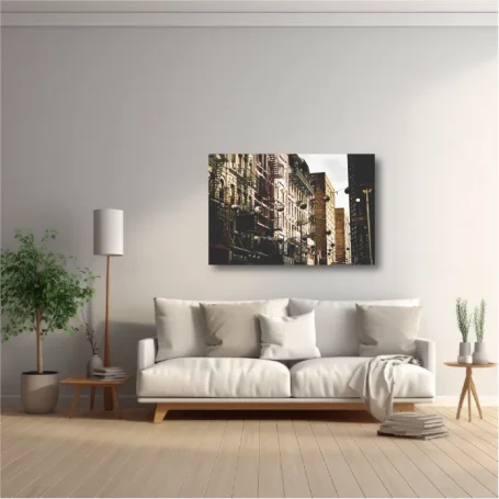 Sala de estar moderna con sofá blanco, planta y cuadro en la pared.