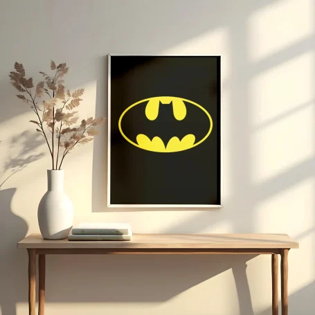 Logotipo de Batman en amarillo sobre fondo negro, con luz natural iluminando la escena.