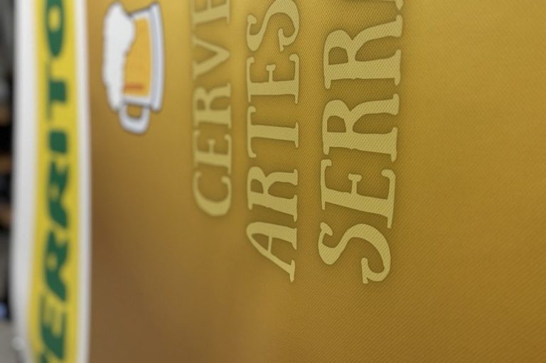 Texto con el nombre "Cerveza Artesanal Serritón" sobre fondo amarillo.