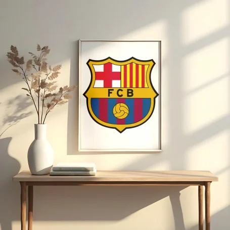 Escudo del FC Barcelona enmarcado, colocado sobre una mesa con un jarrón y flores.