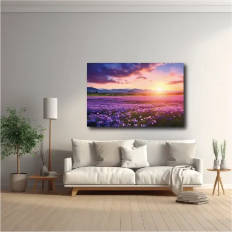 Atardecer sobre un campo de flores moradas, con un sofá y una lámpara en una sala moderna.