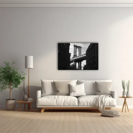 Sala de estar moderna con sofá blanco, lámpara y planta, adornada con una foto en blanco y negro.