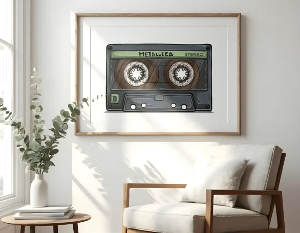 Cassette de audio antigua enmarcada, decorando una pared junto a una planta y un sillón.