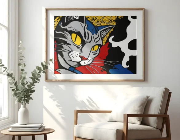 Gato gris con ojos amarillos, estilo artístico en una pared decorativa.