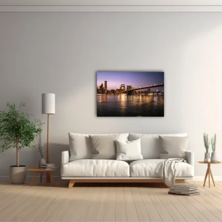 Sala moderna con sofá blanco, lámpara y planta, adornada con un paisaje urbano al fondo.