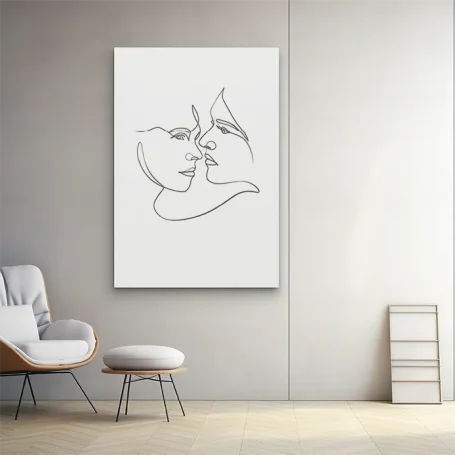 Dibujo minimalista de dos rostros entrelazados en una pared blanca.