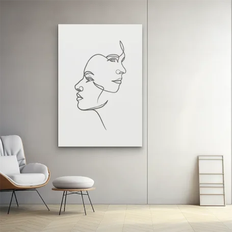Dibujo lineal en blanco y negro de rostros perfilados en una pared blanca.