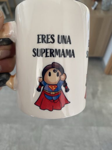 Taza con el texto "Eres una supermama" y una ilustración de una superheroína.