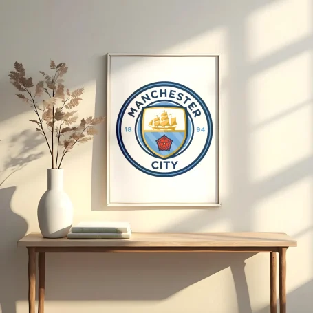 Logotipo del Manchester City enmarcado en la pared sobre una mesa con flores.