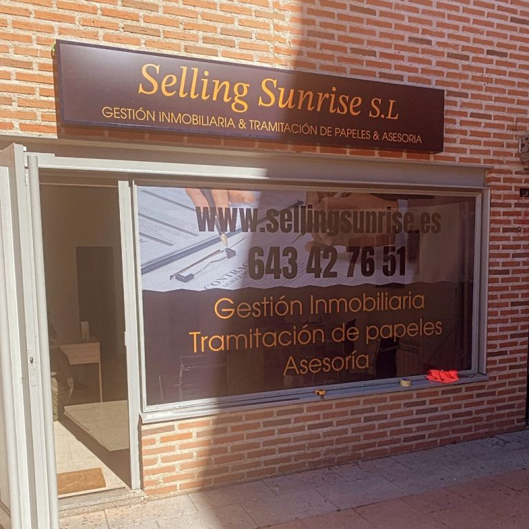Cartel de la empresa "Selling Sunrise s.l." con información de contacto y servicios ofrecidos.