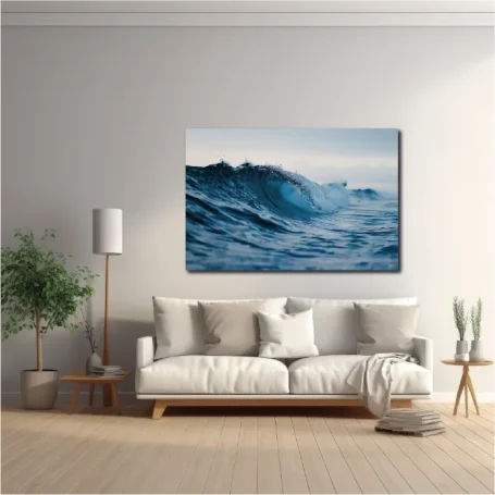 Olas del mar en un ambiente tranquilo con muebles modernos y plantas.